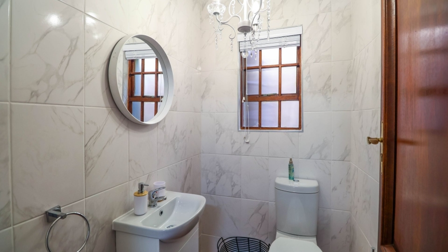6 Bedroom Property for Sale in Kingfisher Creek Western Cape